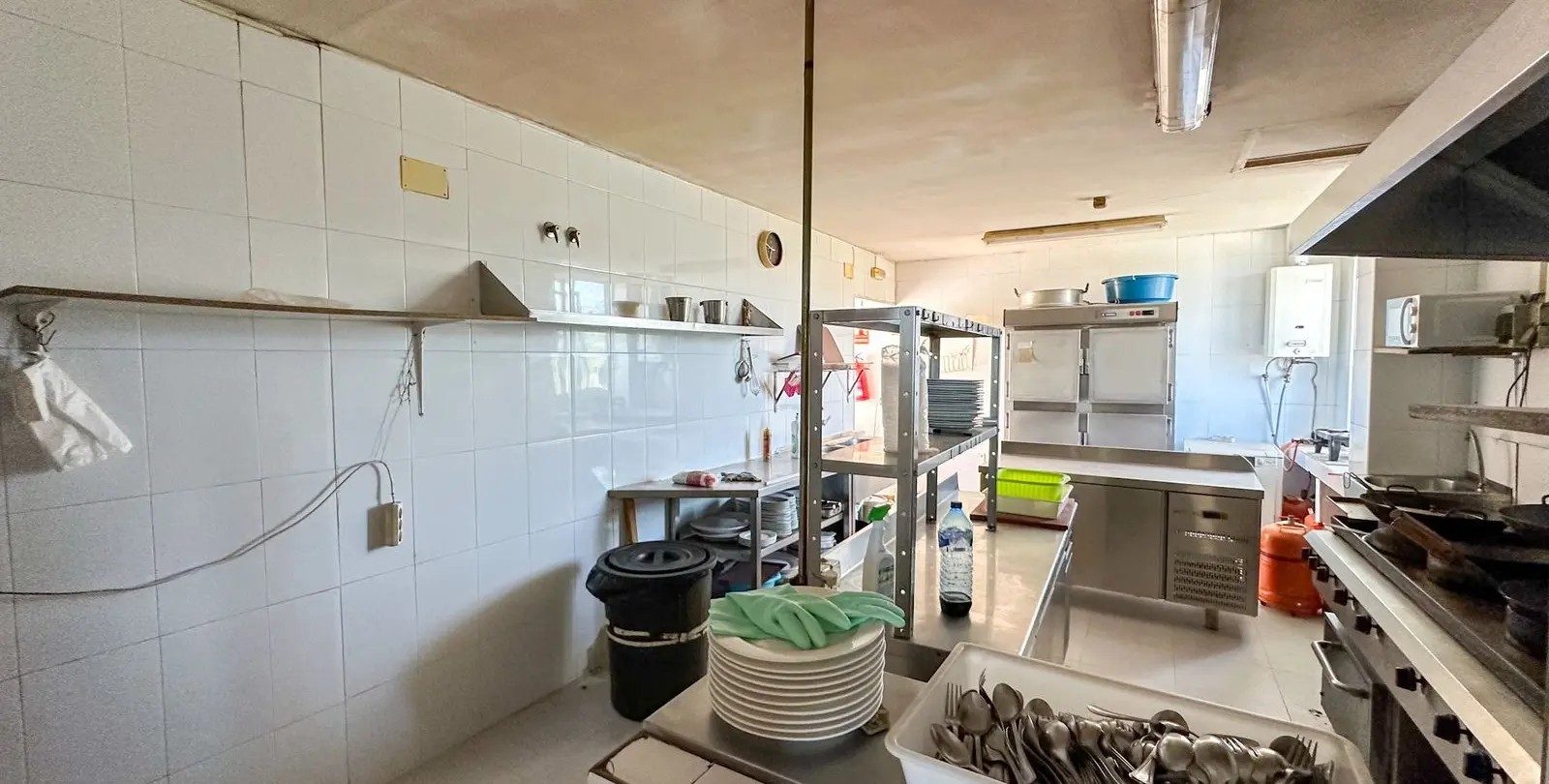 Sale of commercial premises in El Paraiso 10
