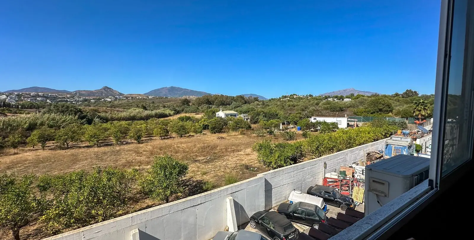 Sale of commercial premises in El Paraiso 11