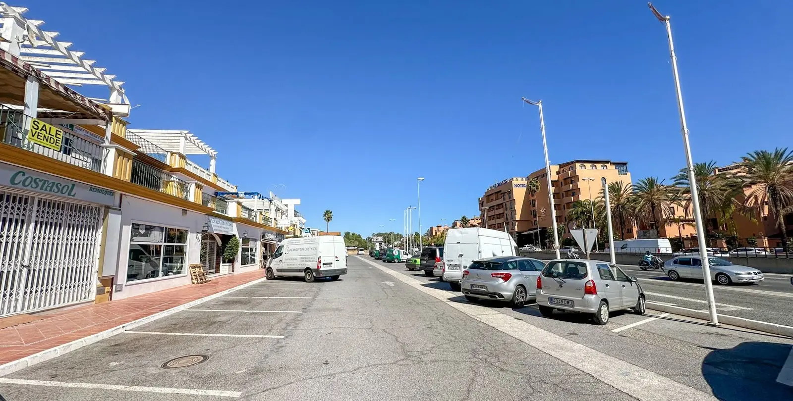 Sale of commercial premises in El Paraiso 13