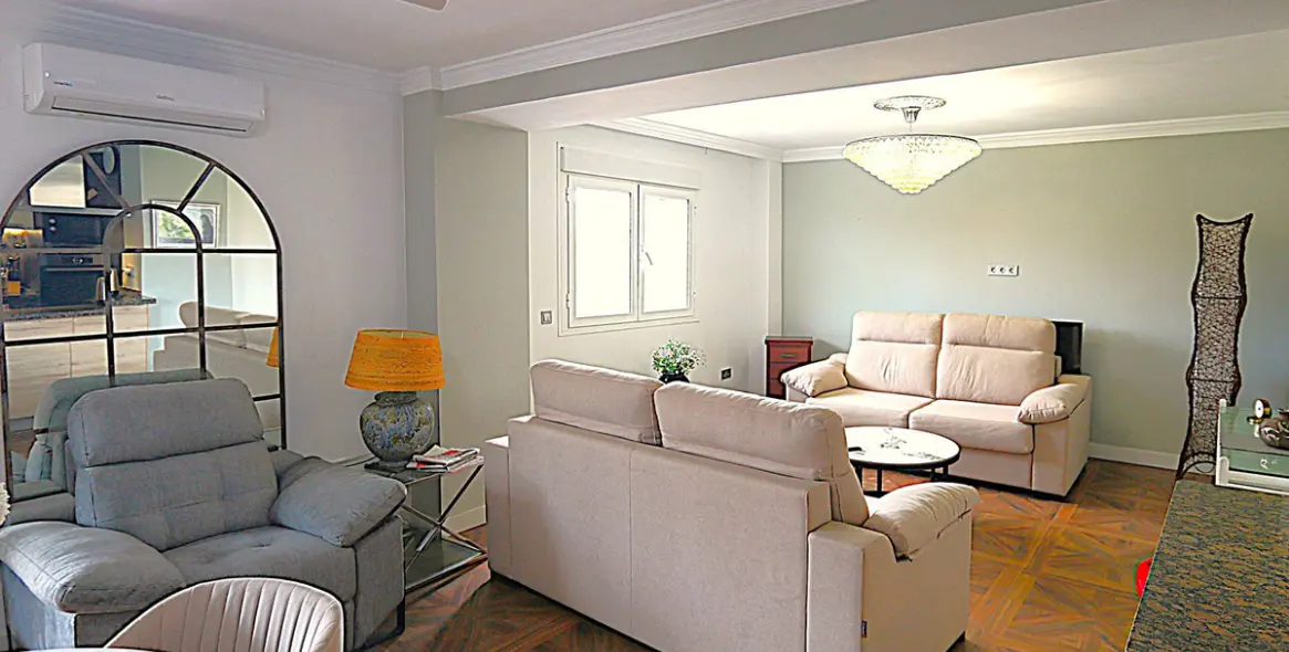 Sale of middle floor apartment in Fuengirola 1