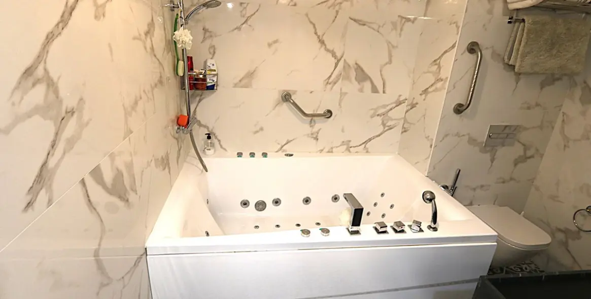 Sale of middle floor apartment in Fuengirola 11