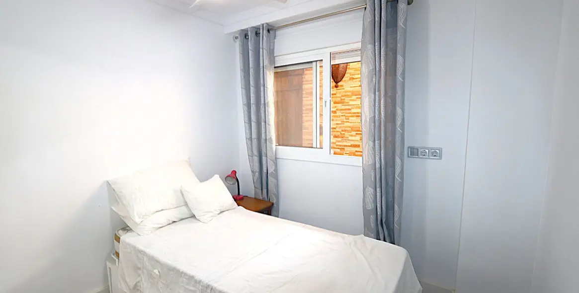 Sale of middle floor apartment in Fuengirola 12