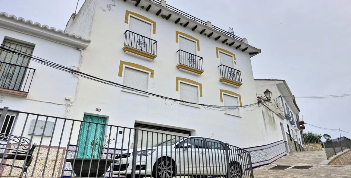 Sale of townhouse in Guaro 1