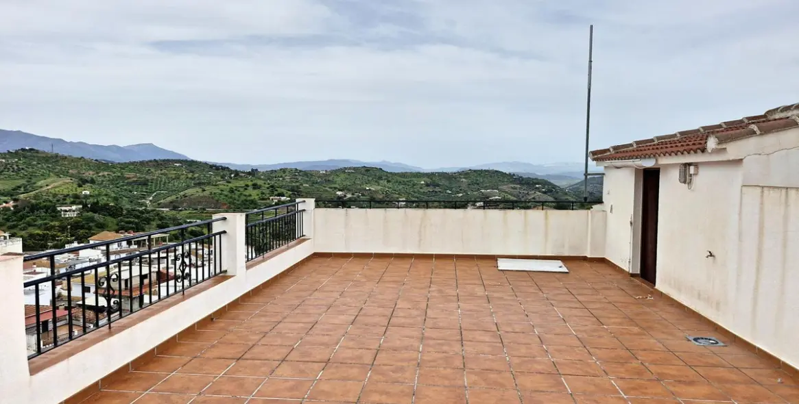 Sale of townhouse in Guaro 3
