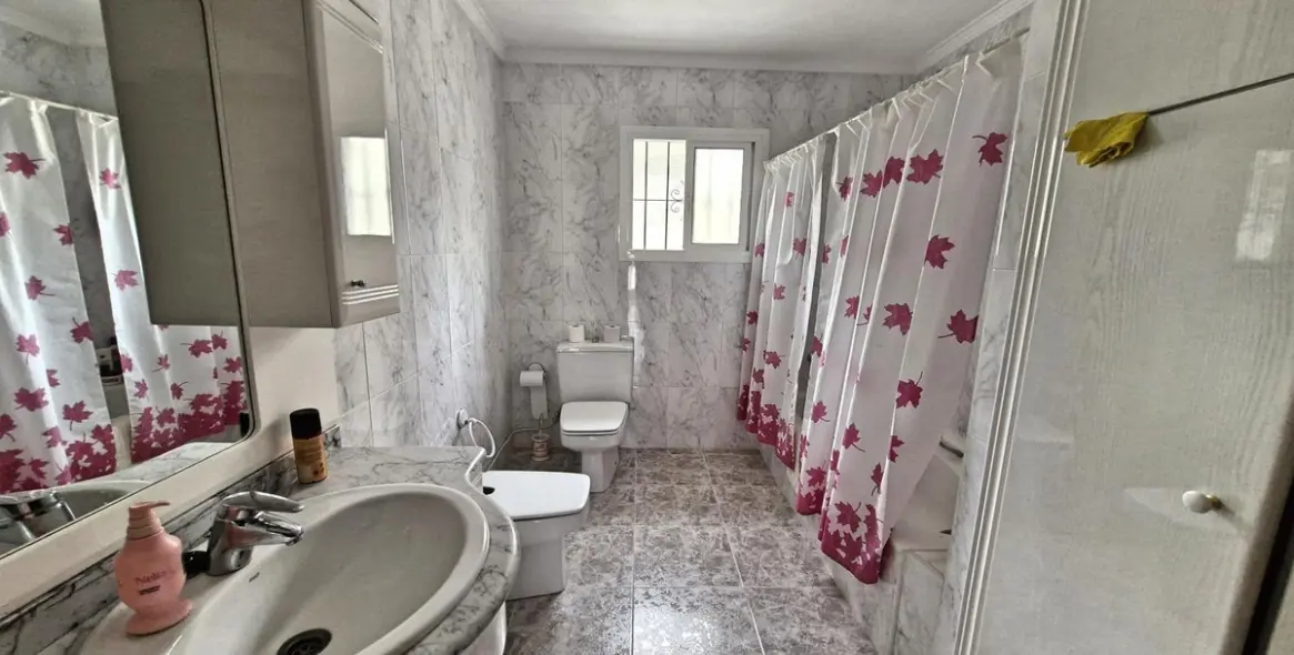 Sale of townhouse in Guaro 15