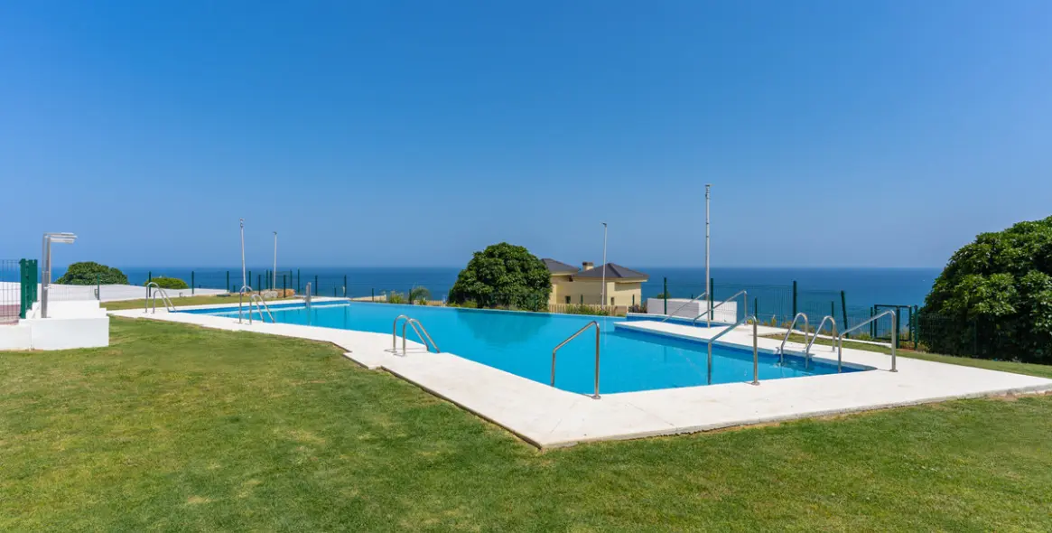 Продажа апартаментов на первом этаже в Casares 19