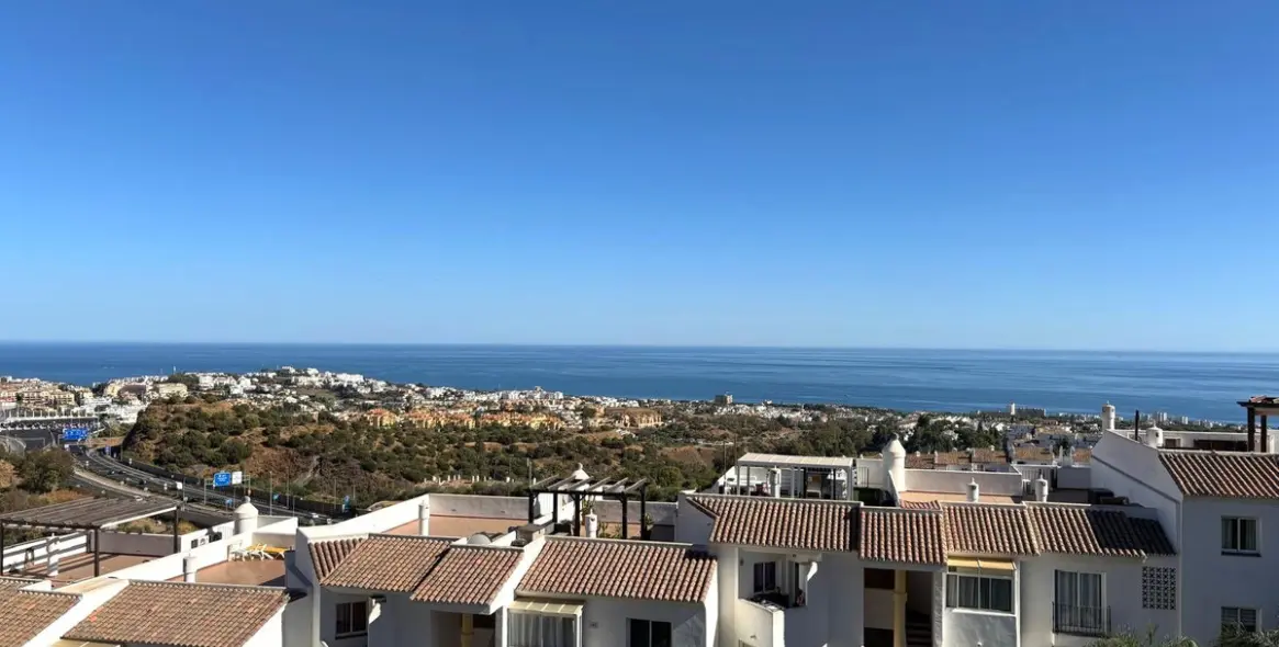 Sale of middle floor apartment in Calahonda 1