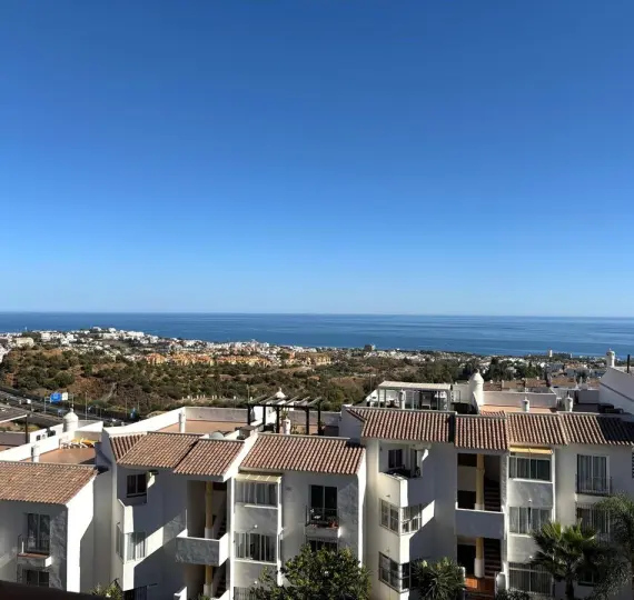 Продажа апартаментов на среднем этаже в Calahonda