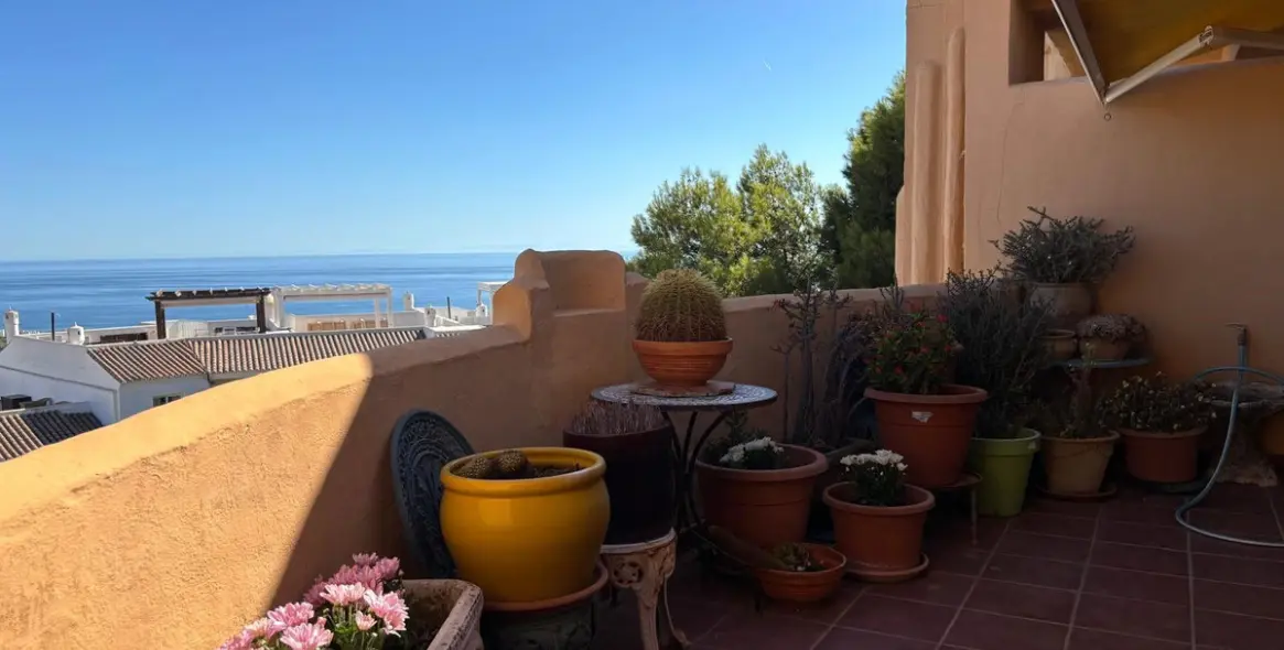 Sale of middle floor apartment in Calahonda 2