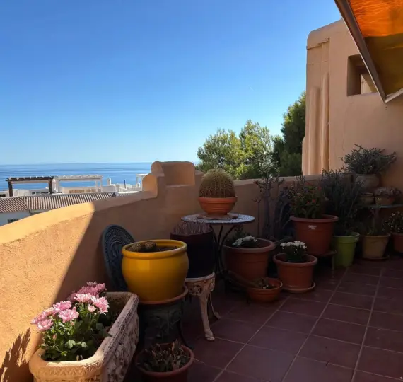 Продажа апартаментов на среднем этаже в Calahonda