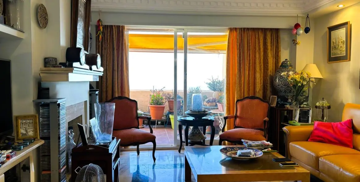 Sale of middle floor apartment in Calahonda 3