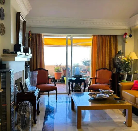 Продажа апартаментов на среднем этаже в Calahonda