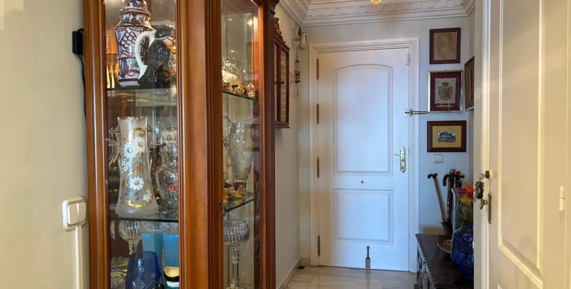 Sale of middle floor apartment in Calahonda 4