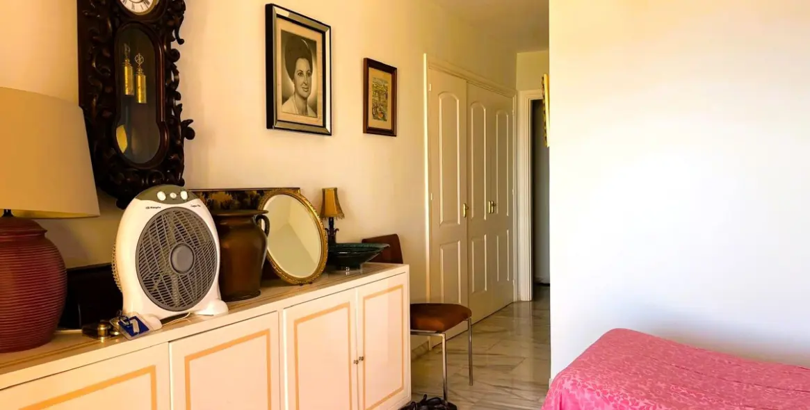 Sale of middle floor apartment in Calahonda 7