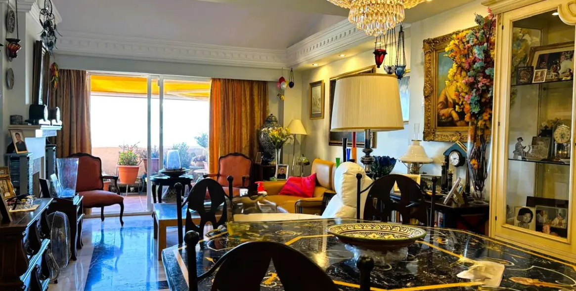 Sale of middle floor apartment in Calahonda 10