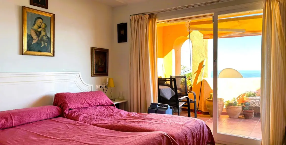 Sale of middle floor apartment in Calahonda 11