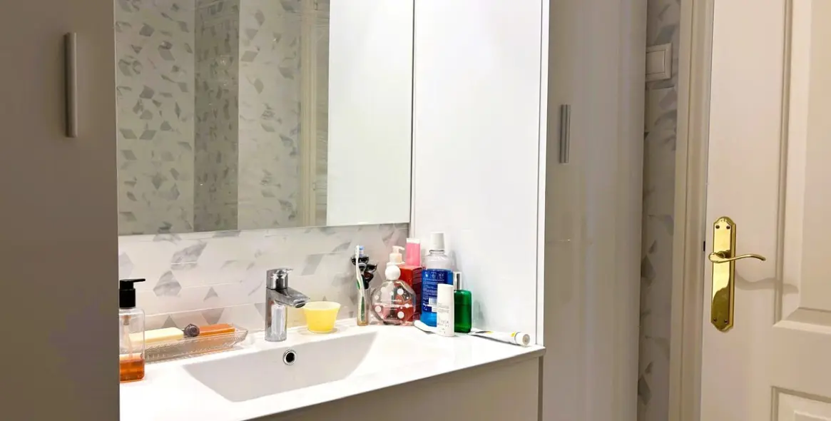 Sale of middle floor apartment in Calahonda 12