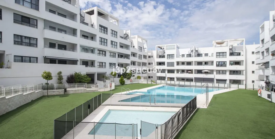 Sale of middle floor apartment in Estepona 1