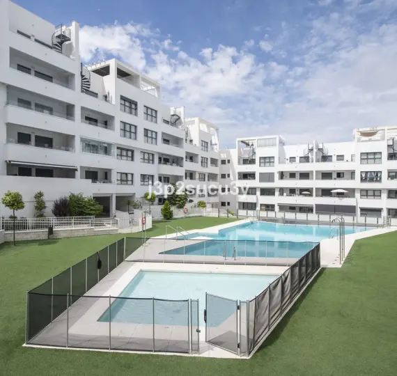 Sale of middle floor apartment in Estepona