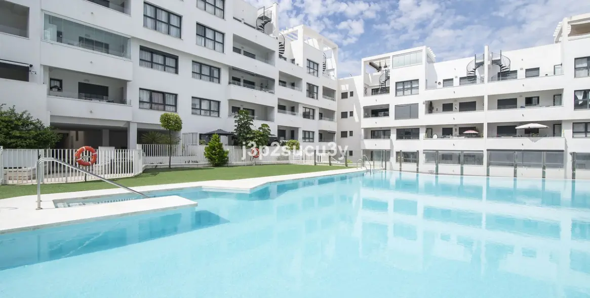 Sale of middle floor apartment in Estepona 2