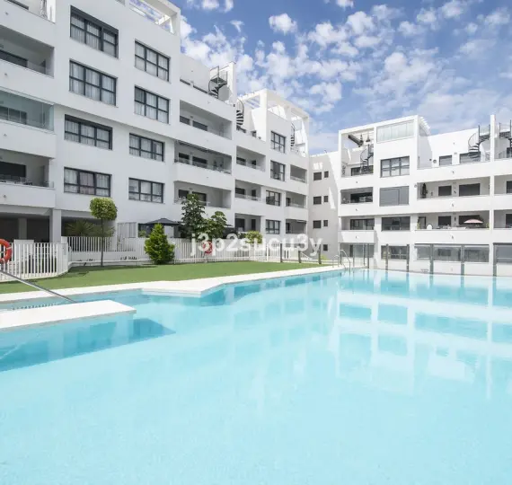 Sale of middle floor apartment in Estepona