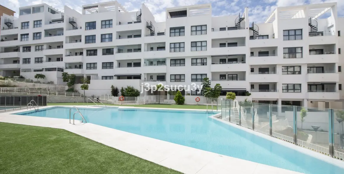 Sale of middle floor apartment in Estepona 3