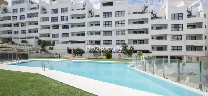 Sale of middle floor apartment in Estepona 2