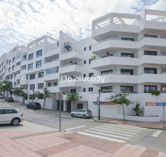 Sale of middle floor apartment in Estepona