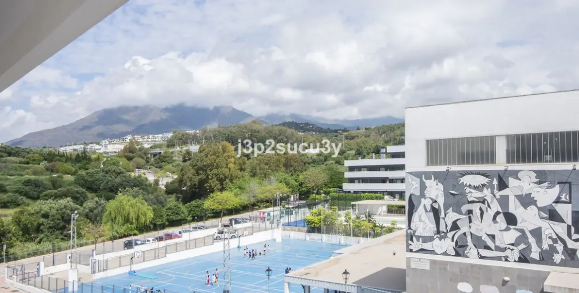 Sale of middle floor apartment in Estepona 12