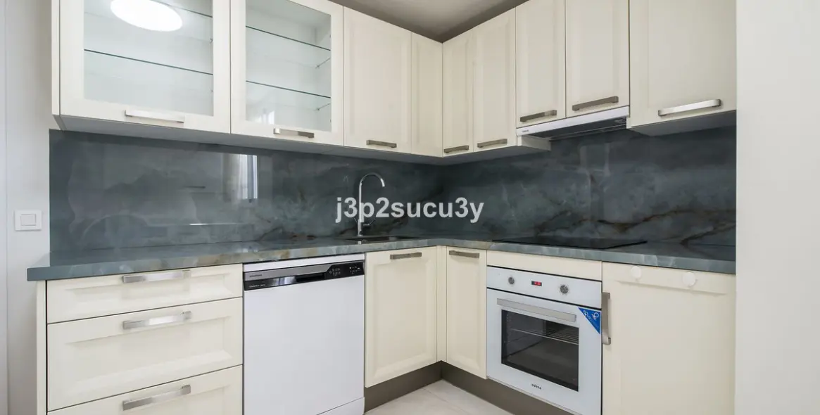 Sale of middle floor apartment in Estepona 14