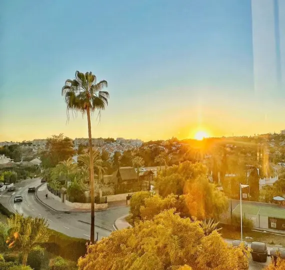 Sale of middle floor apartment in Nueva Andalucía