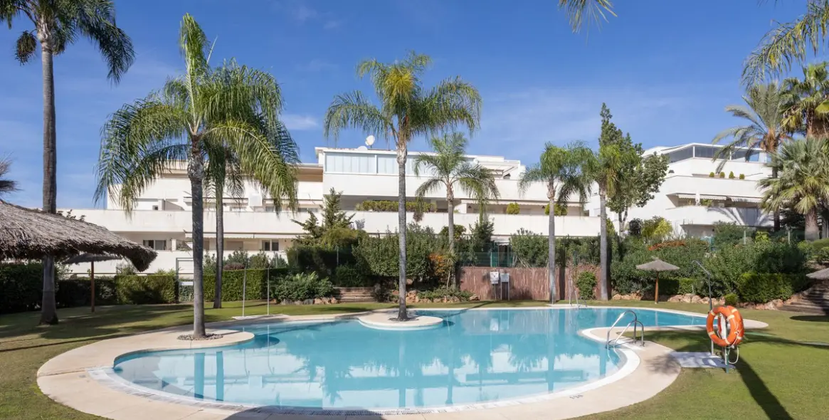 Продажа апартаментов на первом этаже в Nueva Andalucía (район Nueva Andalucía) 1