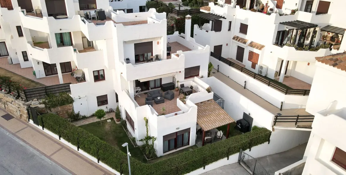 Продажа апартаментов на первом этаже в Casares Playa 2