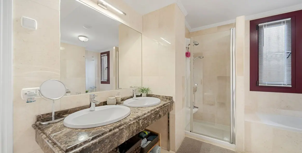 Продажа апартаментов на первом этаже в Casares Playa 18