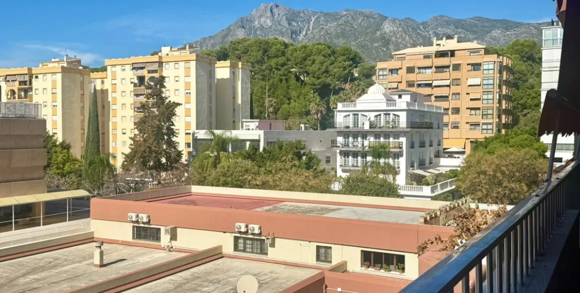 Sale of middle floor apartment in Marbella 1