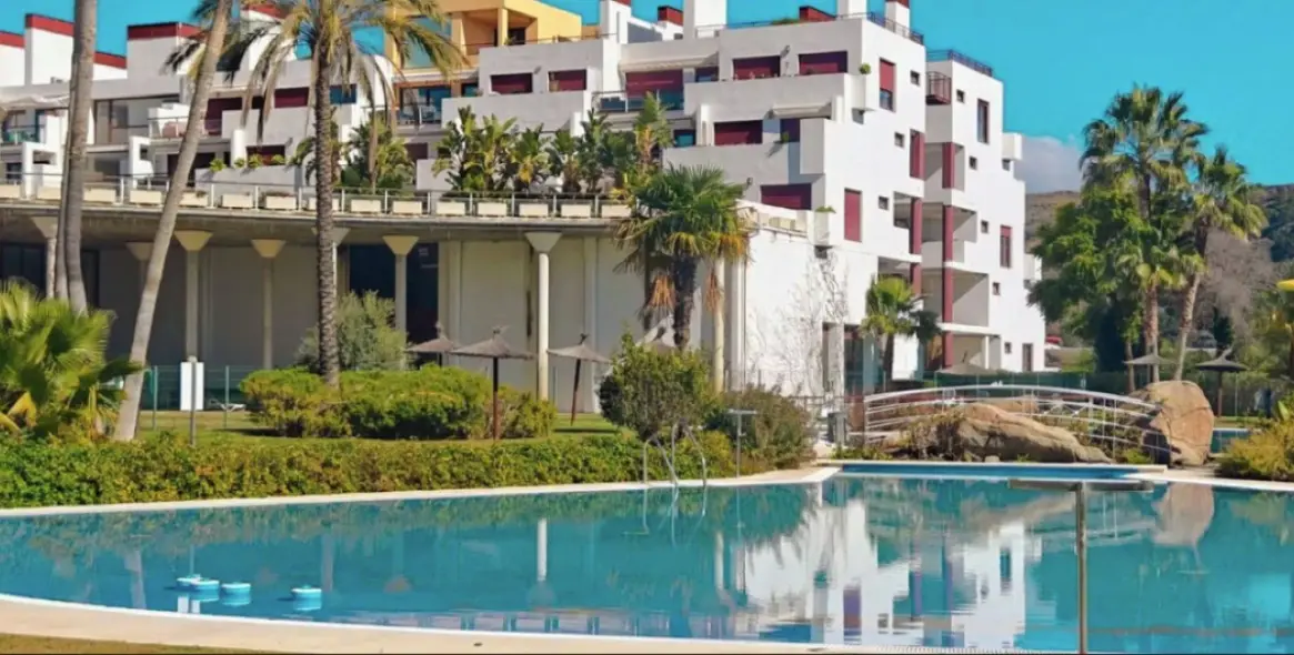 Sale of middle floor apartment in Benahavís 1