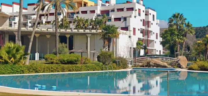Sale of middle floor apartment in Benahavís 0