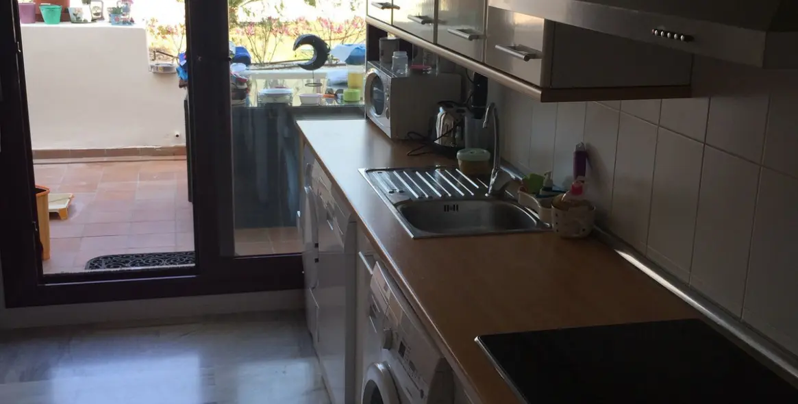 Sale of middle floor apartment in Benahavís 11