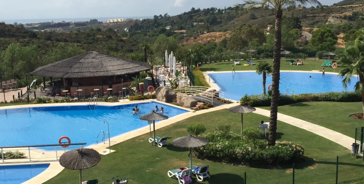 Sale of middle floor apartment in Benahavís 24