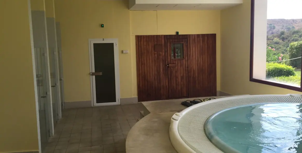 Sale of middle floor apartment in Benahavís 35