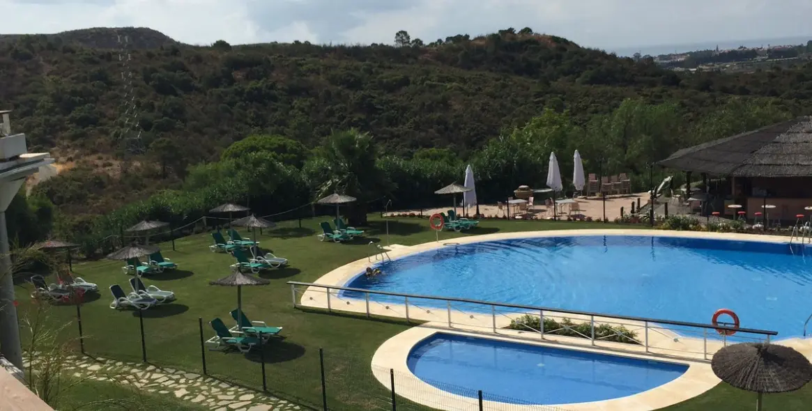 Sale of middle floor apartment in Benahavís 37