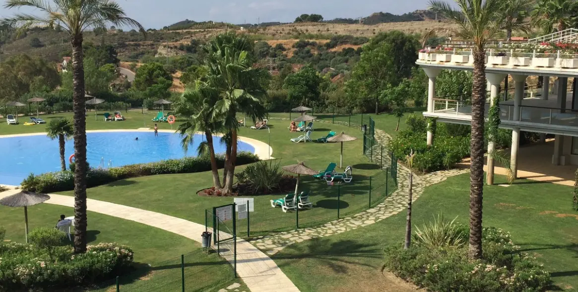 Sale of middle floor apartment in Benahavís 38