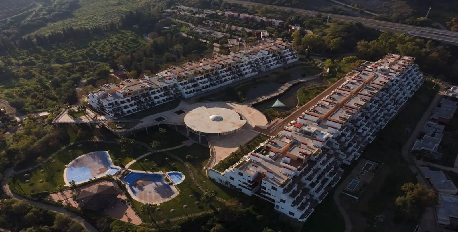 Sale of middle floor apartment in Benahavís 40