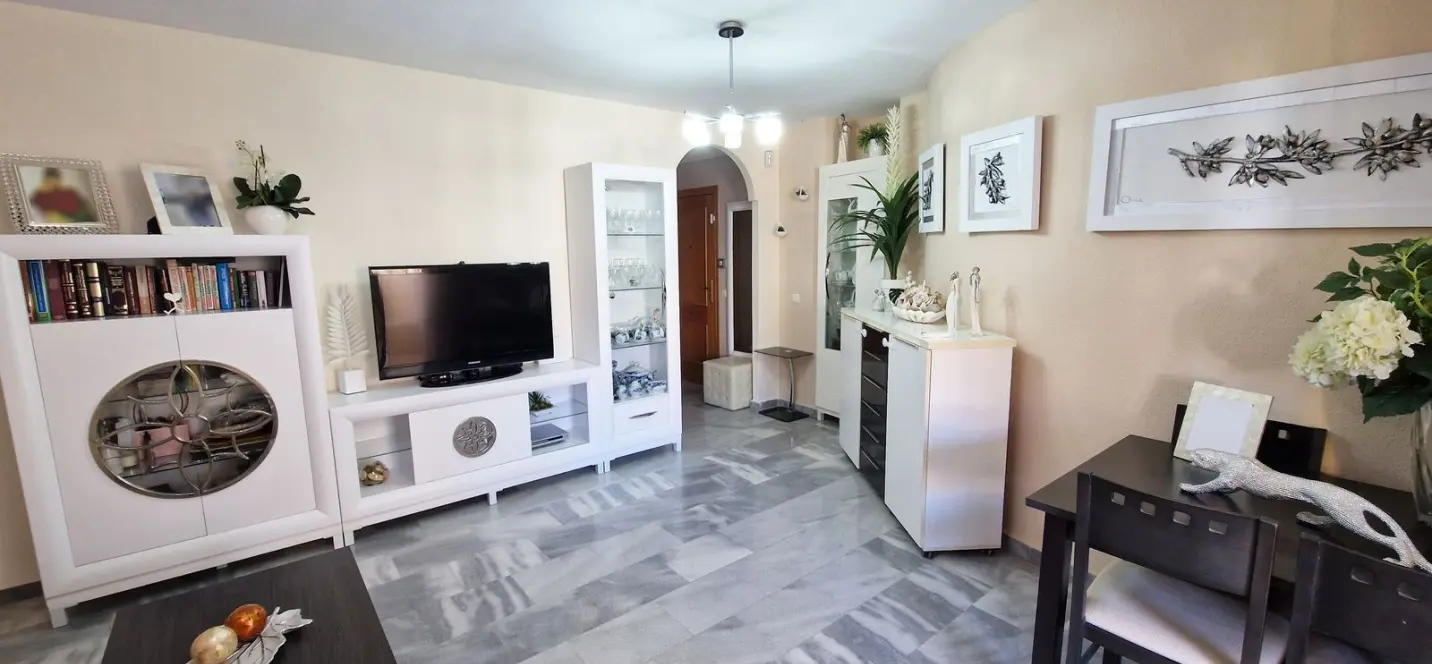 Sale of middle floor apartment in Benalmadena 1