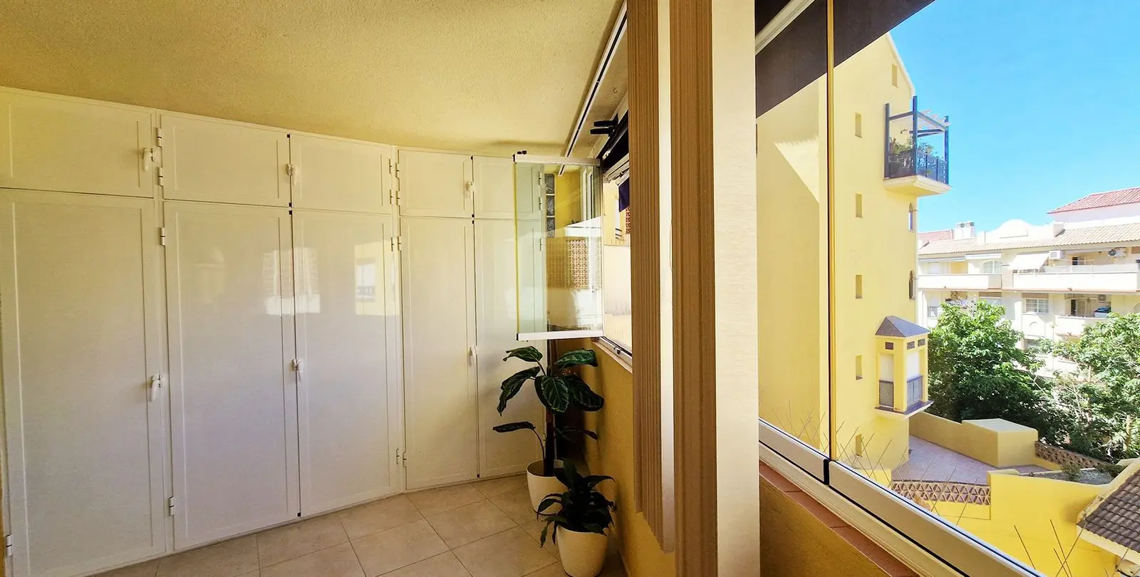 Venta de apartamento en planta media en Benalmadena 38