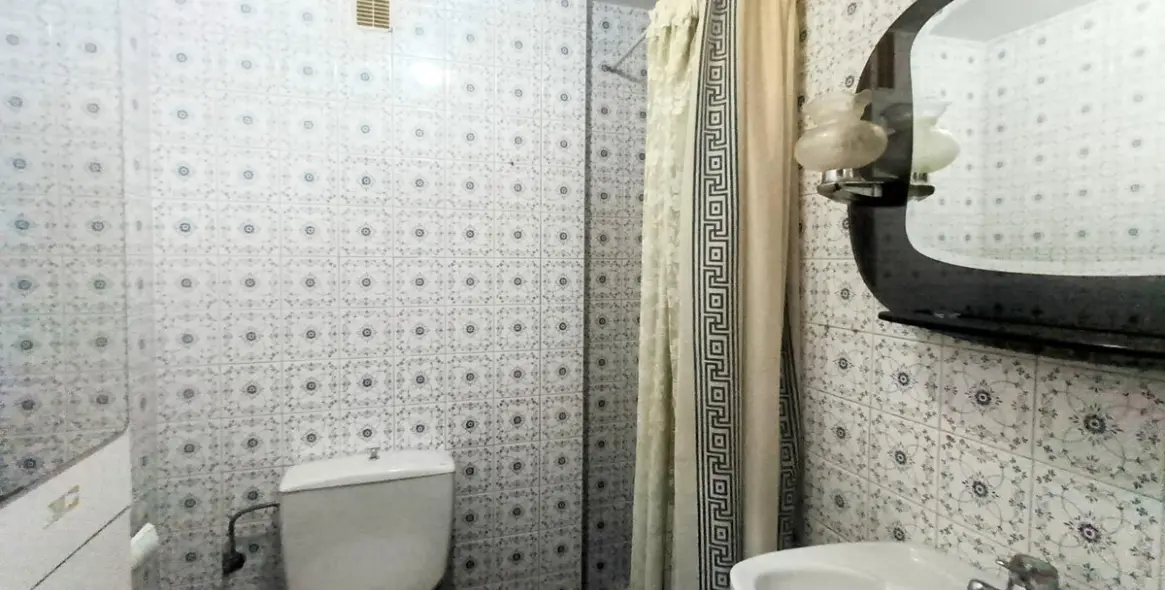 Sale of middle floor apartment in La Roca 18