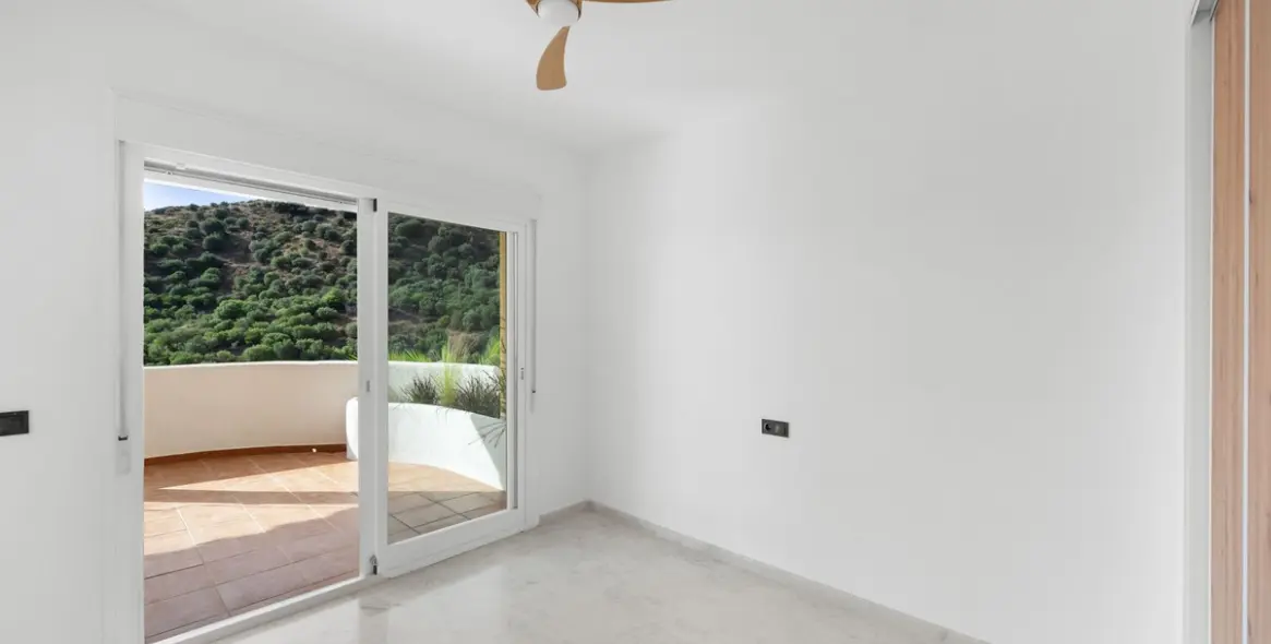 Продажа апартаментов на среднем этаже в Calahonda 4