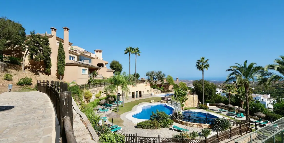 Sale of penthouse in La Mairena 17