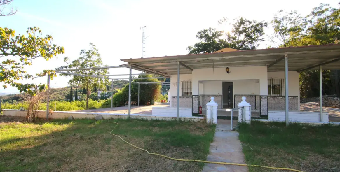 Sale of detached villa in Alora 2