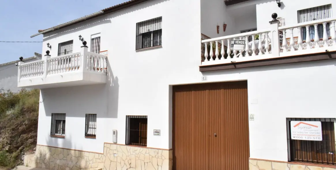 Sale of detached villa in La Viñuela 1